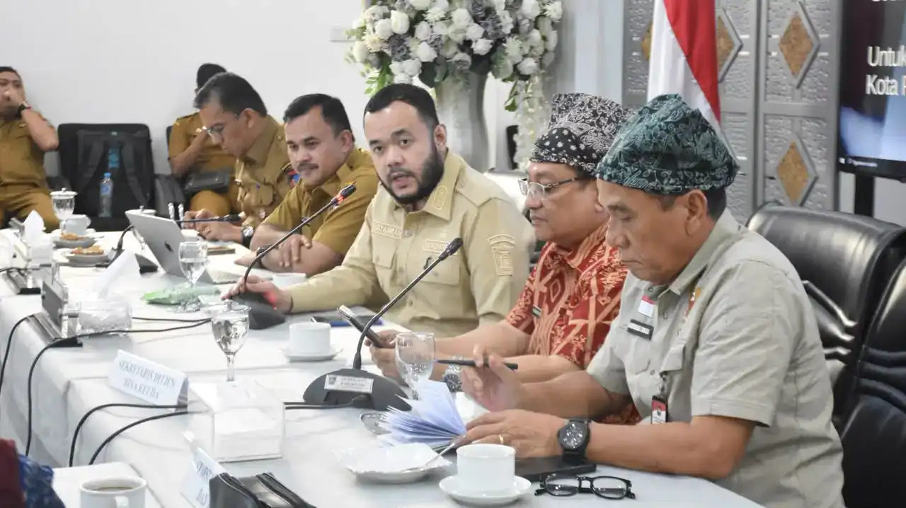 Rapat Monitoring dan Kunjungan Lapangan Penggunaan Tambahan Dana Transfer ke Daerah (TKD) Pascabencana yang berlangsung di Gedung Putih Rumah Dinas Wali Kota Padang, Senin (20/7/2026).