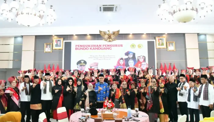 Fadly Amran Kukuhkan Pengurus Bundo Kanduang IKTD Sumatera Barat Periode 2026-2031