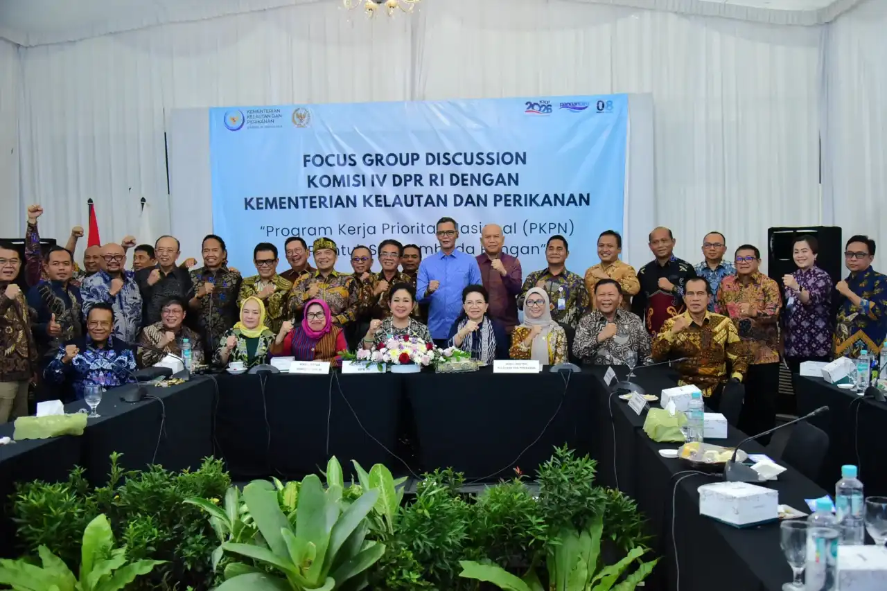 Anggota Komisi IV DPR RI, Endang Setyawati Thohari (Kerudung Berwarna Pink), dalam Focus Group Discussion (FGD) Komisi IV DPR RI dengan Kementerian Kelautan dan Perikanan bertema Program Kerja Prioritas Nasional (PKPN) KKP untuk Swasembada Pangan di Yogyakarta, Jumat malam, (10/7/2026). Foto : Eki/Alma