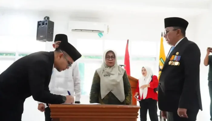 Bupati Eka Putra Lantik Enam Pejabat Baru di Lingkungan Pemkab Tanah Datar