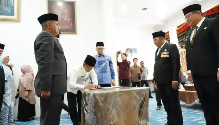 Bupati Eka Putra Lantik 13 Pejabat Baru untuk Perkuat Birokrasi Tanah Datar