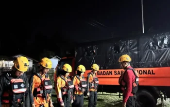 Tim SAR Evakuasi Warga Terjebak Banjir Akibat Tanggul Sungai Jebol di Agam