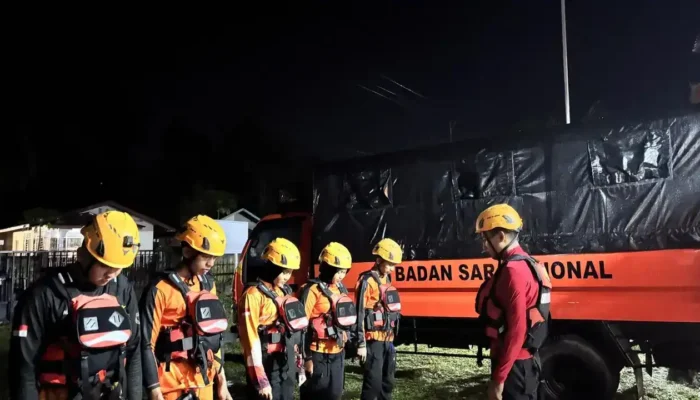 Tim SAR Evakuasi Warga Terjebak Banjir Akibat Tanggul Sungai Jebol di Agam