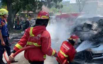 Diduga Korsleting, Satu Unit Honda Freed Hangus Dilalap Api di Padang
