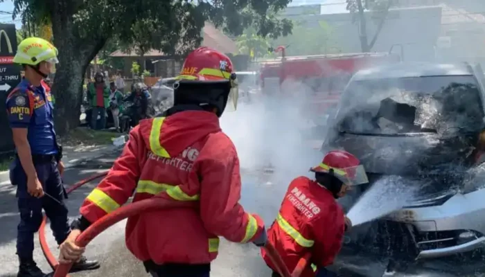 Diduga Korsleting, Satu Unit Honda Freed Hangus Dilalap Api di Padang
