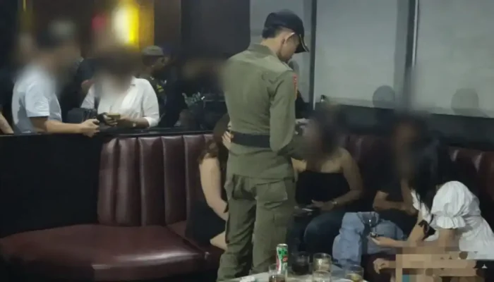 Satpol PP Padang Amankan Sembilan Pengunjung Hiburan Malam Tanpa KTP