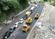 Jalur Padang–Bukittinggi melalui Lembah Anai merupakan bagian dari Jalan Nasional Lintas Barat Sumatera yang setiap hari melayani mobilitas ribuan kendaraan dan menjadi penghubung utama Kota Padang dengan Padang Panjang, Bukittinggi, Agam, Limapuluh Kota, hingga wilayah utara Sumatera Barat. Foto : Humas PRR