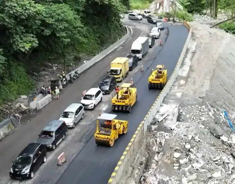 Jalur Padang–Bukittinggi melalui Lembah Anai merupakan bagian dari Jalan Nasional Lintas Barat Sumatera yang setiap hari melayani mobilitas ribuan kendaraan dan menjadi penghubung utama Kota Padang dengan Padang Panjang, Bukittinggi, Agam, Limapuluh Kota, hingga wilayah utara Sumatera Barat. Foto : Humas PRR