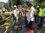 Bupati Tanah Datar Eka Putra saat meninjau infrastruktur terdampak bencana. Foto : Satgas PRR/InfoPublik