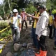Bupati Tanah Datar Eka Putra saat meninjau infrastruktur terdampak bencana. Foto : Satgas PRR/InfoPublik