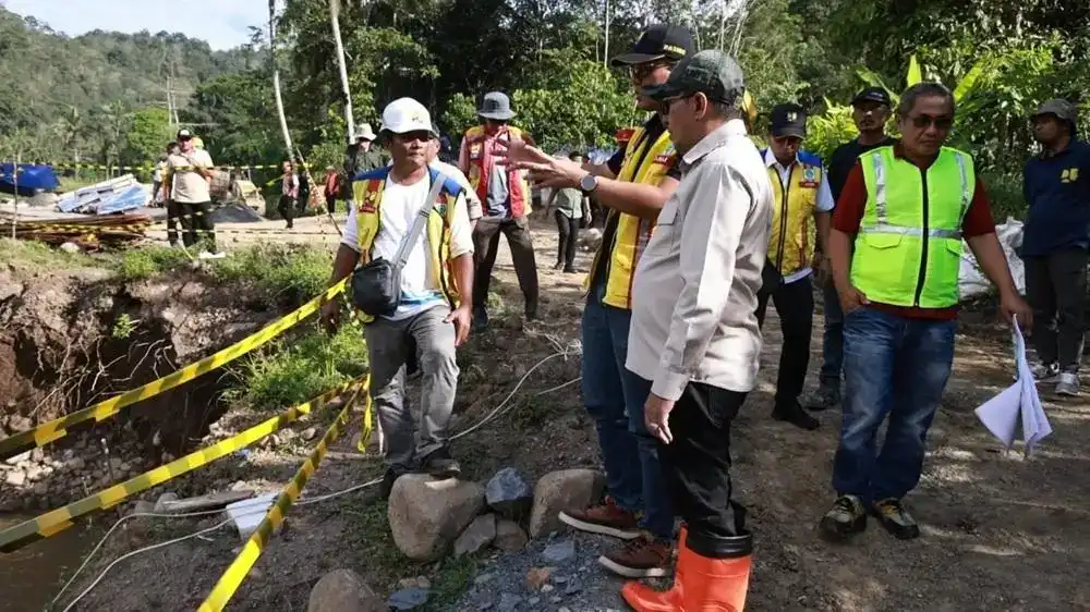 Bupati Tanah Datar Eka Putra saat meninjau infrastruktur terdampak bencana. Foto : Satgas PRR/InfoPublik