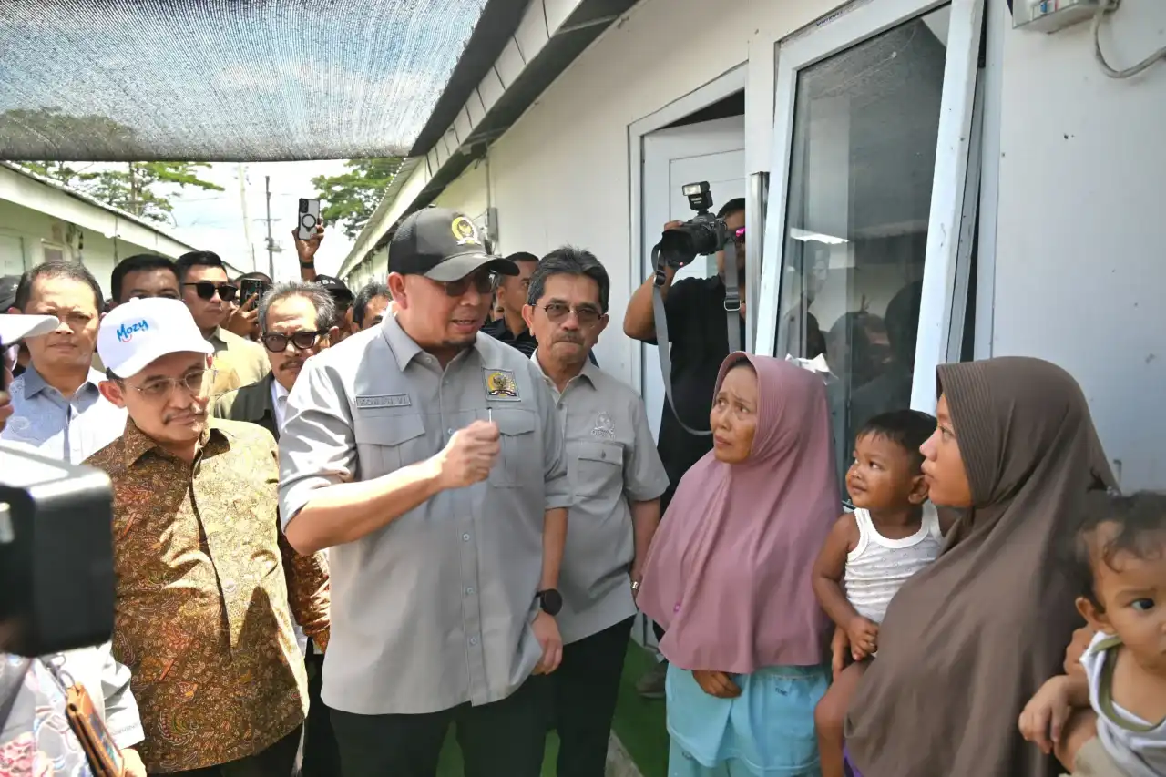 Wakil Ketua Komisi VI DPR RI Andre Rosiade memimpin kunjungan kerja ke Kabupaten Aceh Tamiang, untuk melihat dari dekat Huntara dan warga penghuninya pada Rabu (22/7/2026). Foto: Husein/Karisma/DPR