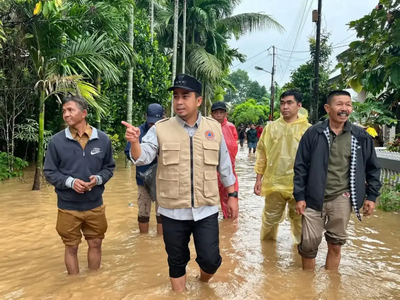 Wali Kota Solok, Ramadhani Kirana Putra saat meninjau banjir. Foto : Istimewa