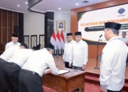 Menteri Ketenagakerjaan Yassierli melantik dan mengambil sumpah jabatan Pejabat Tinggi Madya, Direktu r Politeknik Ketenagakerjaan, serta Pejabat Administrator dan Pengawas di lingkungan Kementerian Ketenagakerjaan, di Jakarta, Rabu (1/7/2026). Foto : Istimewa