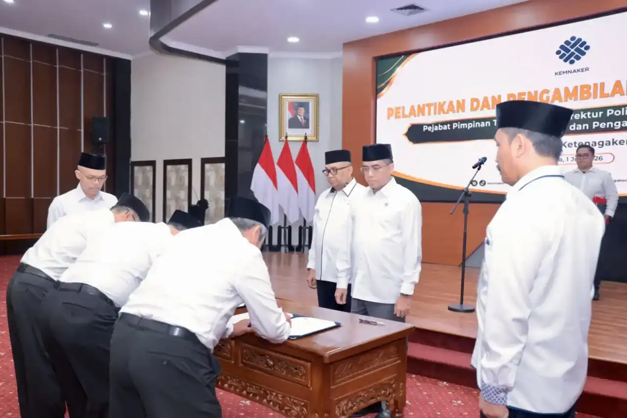 Menteri Ketenagakerjaan Yassierli melantik dan mengambil sumpah jabatan Pejabat Tinggi Madya, Direktu r Politeknik Ketenagakerjaan, serta Pejabat Administrator dan Pengawas di lingkungan Kementerian Ketenagakerjaan, di Jakarta, Rabu (1/7/2026). Foto : Istimewa
