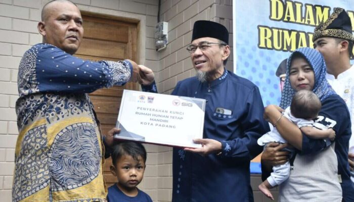 Pemko Padang Serahkan Kunci Huntap bagi Penyintas Bencana Hidrometeorologi