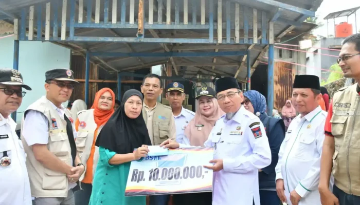 Pemko Padang Salurkan Bantuan Sosial bagi Korban Kebakaran Batu Gadang