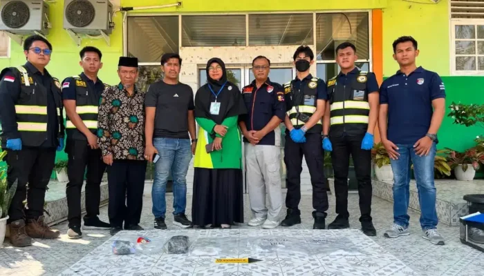 Bidlabfor Polda Riau Olah TKP Ledakan di MAN 3 Padang