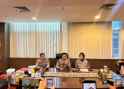 Konferensi pers Wakapolda Sumbar, Brigjen Pol Solihin, didampingi Kabid Propam Polda Sumbar, Kombes Pol Siswantoro, dan Kabid Humas Polda Sumbar Kombes Pol Susmelawati Rosya bertempat di ruang kerja Wakapolda Sumbar, Selasa (28/7/2026). Foto : Istimewa