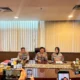Konferensi pers Wakapolda Sumbar, Brigjen Pol Solihin, didampingi Kabid Propam Polda Sumbar, Kombes Pol Siswantoro, dan Kabid Humas Polda Sumbar Kombes Pol Susmelawati Rosya bertempat di ruang kerja Wakapolda Sumbar, Selasa (28/7/2026). Foto : Istimewa