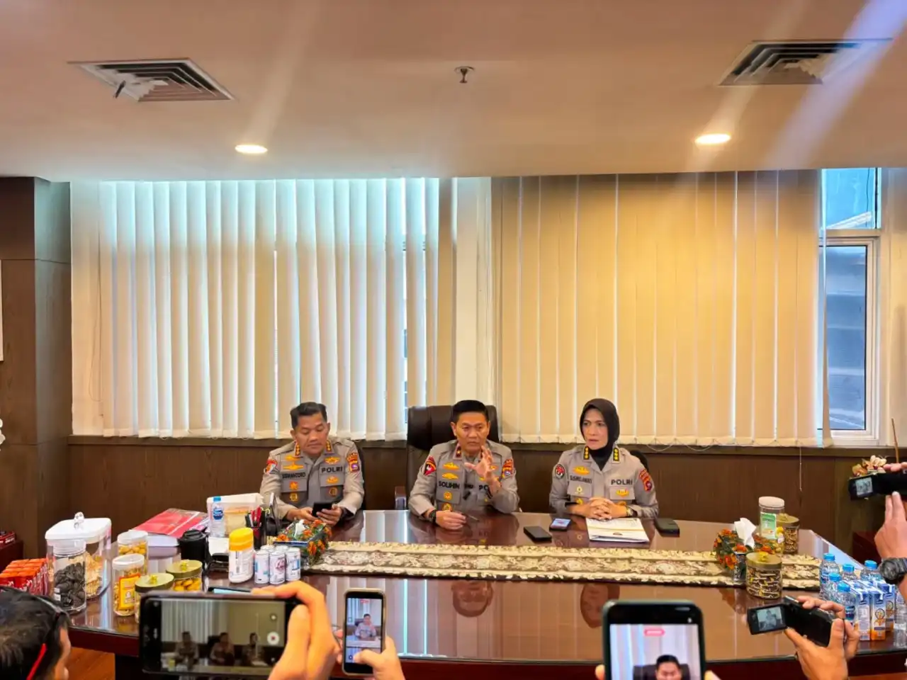 Konferensi pers Wakapolda Sumbar, Brigjen Pol Solihin, didampingi Kabid Propam Polda Sumbar, Kombes Pol Siswantoro, dan Kabid Humas Polda Sumbar Kombes Pol Susmelawati Rosya bertempat di ruang kerja Wakapolda Sumbar, Selasa (28/7/2026). Foto : Istimewa
