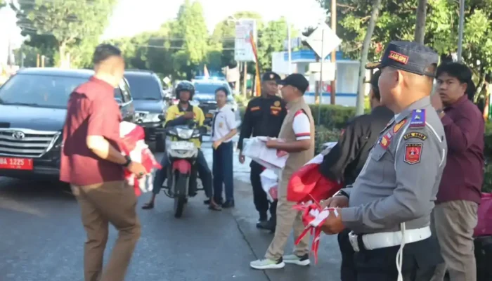 Pemkab Agam Bagikan Bendera Merah Putih Semarakkan HUT ke-81 RI