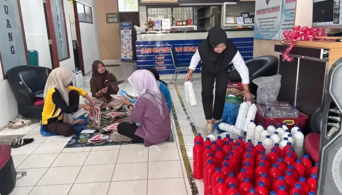 Diskominfo Pessel Sulap Limbah Jadi Gerbang HUT Kemerdekaan RI