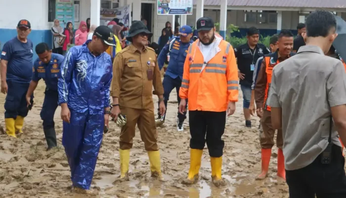 Tinjau SMPN 41, Wali Kota Padang Pastikan Pemulihan Sekolah Terdampak Banjir Dikebut