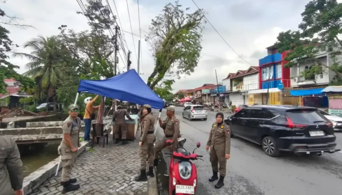 Tegakkan Perda, Satpol PP Padang Bongkar Lapak PKL di Kawasan Alai