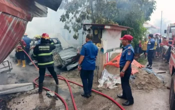 Petugas Damkar Padang Selamatkan Aset Warga Senilai Rp1 Miliar dari Kebakaran