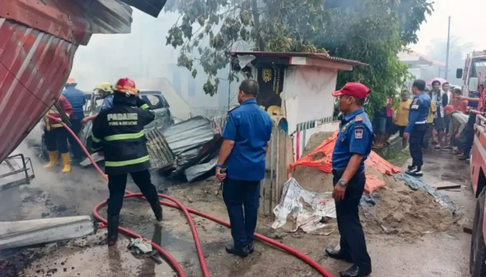 Petugas Damkar Padang Selamatkan Aset Warga Senilai Rp1 Miliar dari Kebakaran