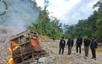 Polres Solok Selatan Musnahkan Peralatan Tambang Emas Ilegal di Sungai Bangko