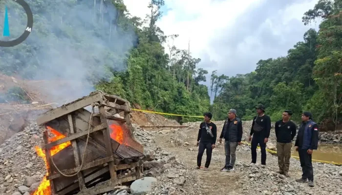 Polres Solok Selatan Musnahkan Peralatan Tambang Emas Ilegal di Sungai Bangko