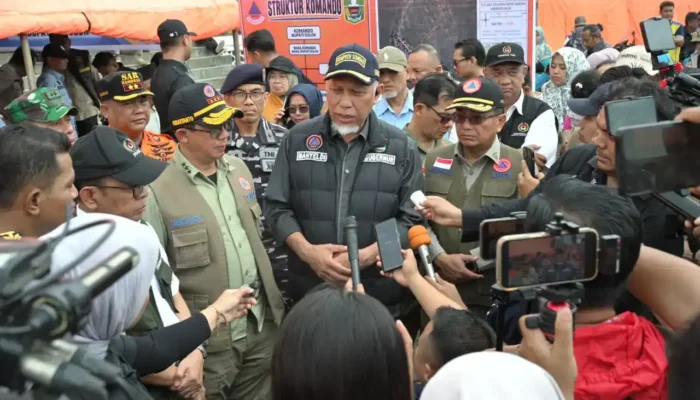 Menko PMK Pratikno Tinjau Langsung Penanganan Darurat Banjir Bandang Solok