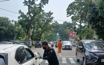 Kabut Asap Selimuti Padang, BPBD Bagikan Ribuan Masker untuk Warga