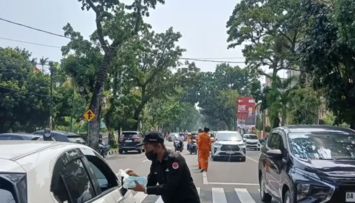 Kabut Asap Selimuti Padang, BPBD Bagikan Ribuan Masker untuk Warga