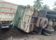 truk-rem-blong-mundur-tak-terkendali-hantam-tiga-gerobak-dan-teras-rumah-rusak-di-solok