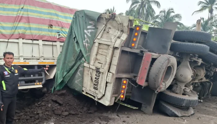 Truk Rem Blong Tabrak Tiga Gerobak di Jalan Lintas Solok Padang