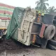 truk-rem-blong-mundur-tak-terkendali-hantam-tiga-gerobak-dan-teras-rumah-rusak-di-solok