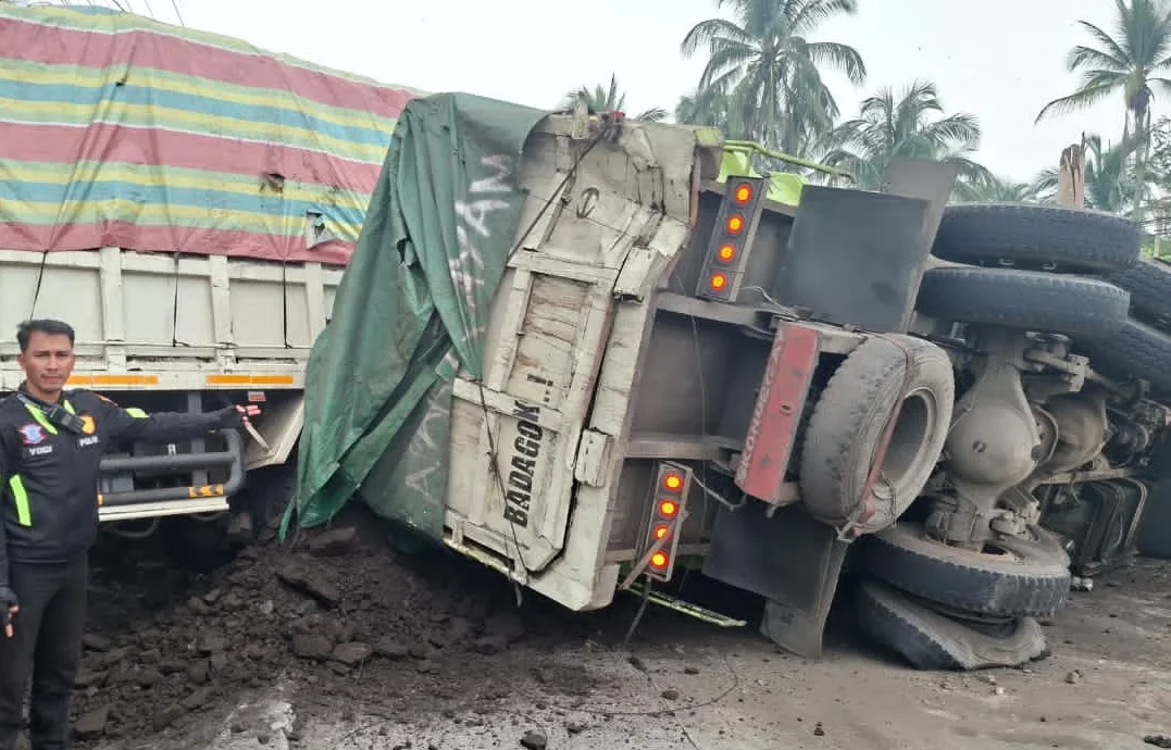 truk-rem-blong-mundur-tak-terkendali-hantam-tiga-gerobak-dan-teras-rumah-rusak-di-solok