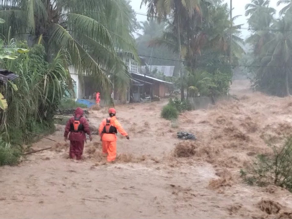 sungai-lubuk-minturun-meluap,-tim-gabungan-evakuasi-warga-di-koto-panjang-ikua-koto