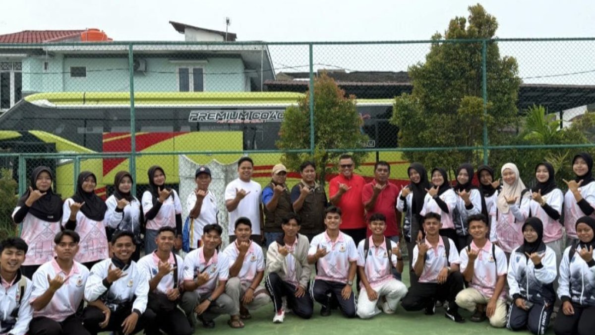 Ketua Umum KONI Sumbar melepas kontingen atlet cricket Sumatera Barat untuk mengikuti Kejurnas di Bali.