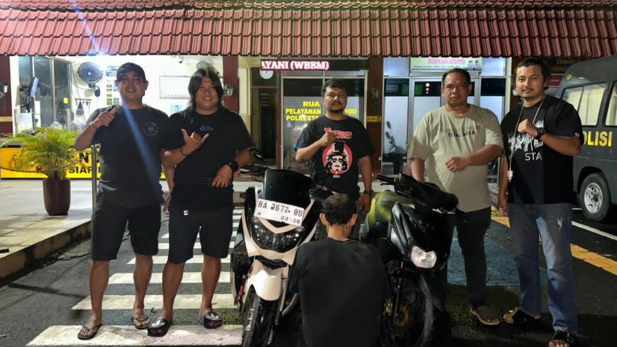 Tim Klewang Polresta Padang mengamankan residivis pencuri sepeda motor milik penjaga sekolah di Pasar Raya Padang.