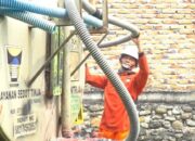 Petugas UPTD PALD Kota Padang melakukan penyedotan limbah domestik rutin di kawasan hunian warga Kelurahan Air Tawar.