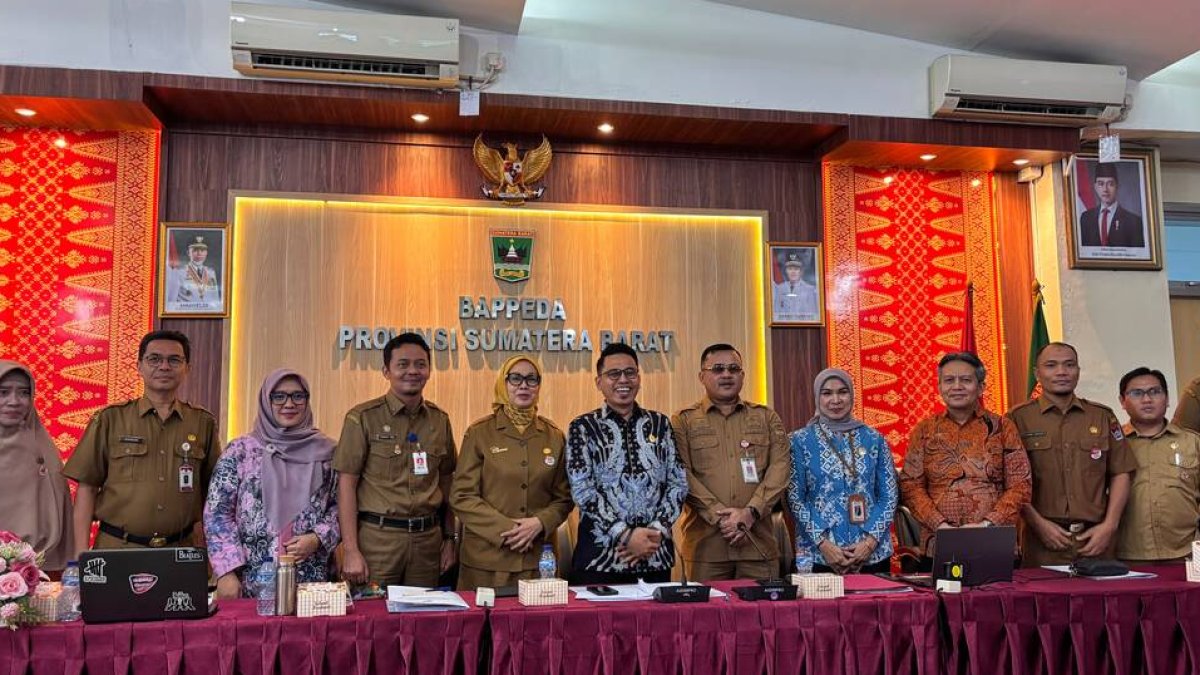 Sekda Kota Padang Raju Minropa memaparkan strategi keterbukaan informasi publik dalam evaluasi tingkat Sumatera Barat.
