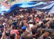 Kericuhan saat penertiban pedagang kaki lima oleh Satpol PP di kawasan Pasar Raya Padang.