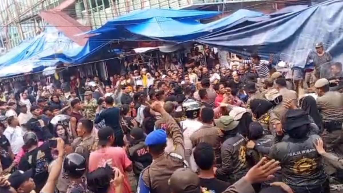 Kericuhan saat penertiban pedagang kaki lima oleh Satpol PP di kawasan Pasar Raya Padang.
