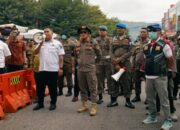 Petugas Satpol PP dan Pemko Padang menertibkan pedagang kaki lima untuk relokasi ke rubanah Blok 2 Pasar Raya Padang.