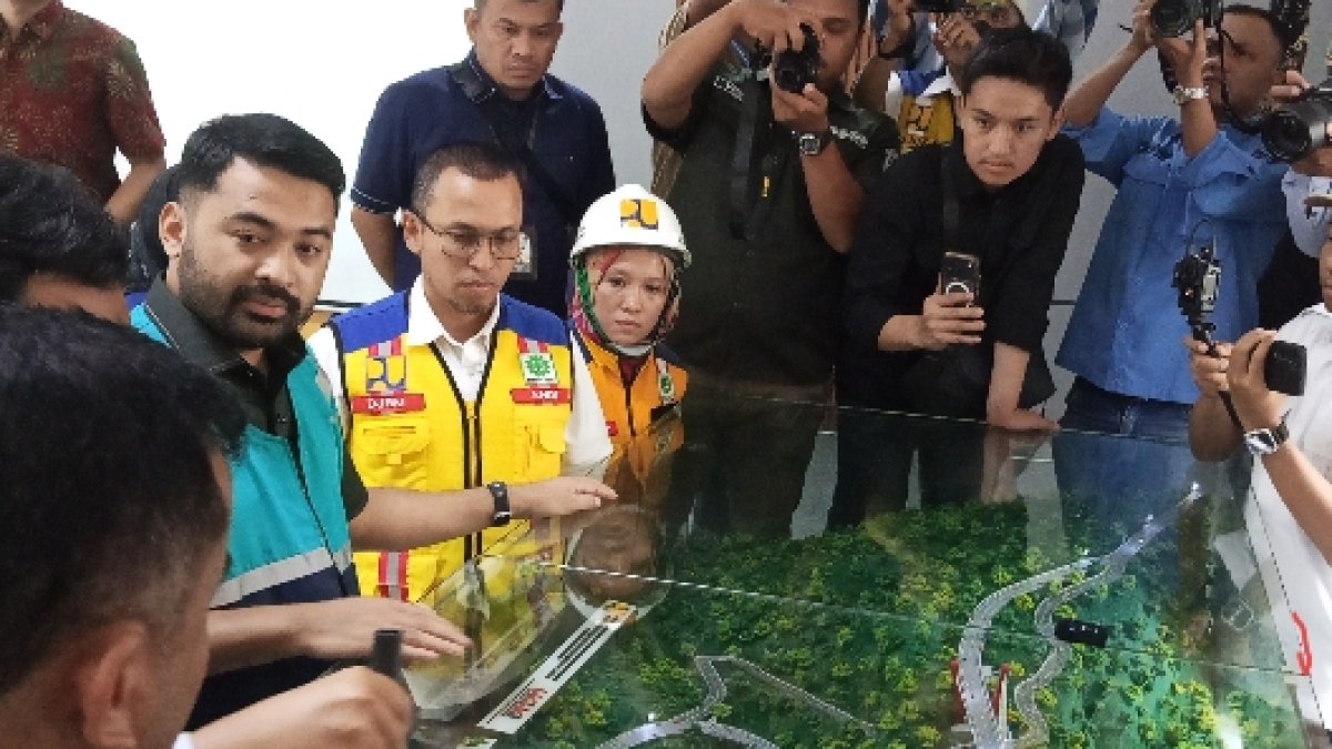 Zigo Rolanda meninjau lokasi proyek fly over Sitinjau Lauik yang berdampak pada kualitas air baku di Lubuk Paraku, Padang.