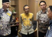 Gubernur Sumbar Mahyeldi menjenguk Ketua MUI Sumbar Zulkarnaini yang dirawat di RS Medika Cilegon pasca kebakaran KMP Batuman